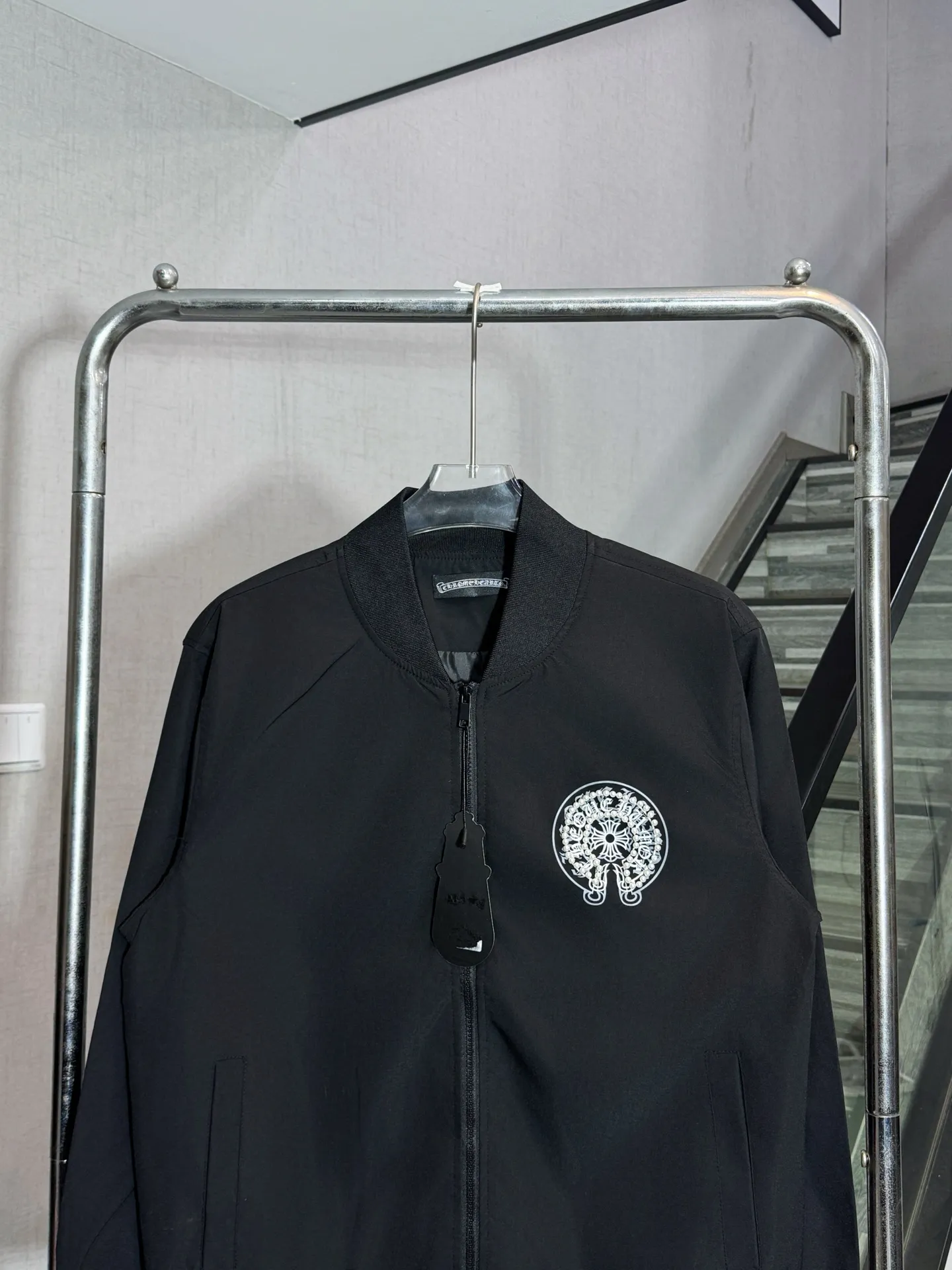 P320 model number: HE361 Chromehearts-Chrome Hearts Pearl Sanskrit Baseball Jacket The fabric is made of precision fine-grain woven fabric, which makes the upper body comfortable and light, and feels smooth and delicate. The collar, hem, and cuffs are made of counter-dyed elastic threads. The pattern on the chest and back is first printed with imported direct injection and full-bead drilling. The clothing pattern is complex in workmanship and has a strong texture, which highlights the overall characteristics of the clothing. The style is improved. Custom-made resin sliders and zippers are made by a large factory. The three standards are complete. The same style for men and women. Match it as you like. Feel free to buy it.  Color: Black Size: S M L XL